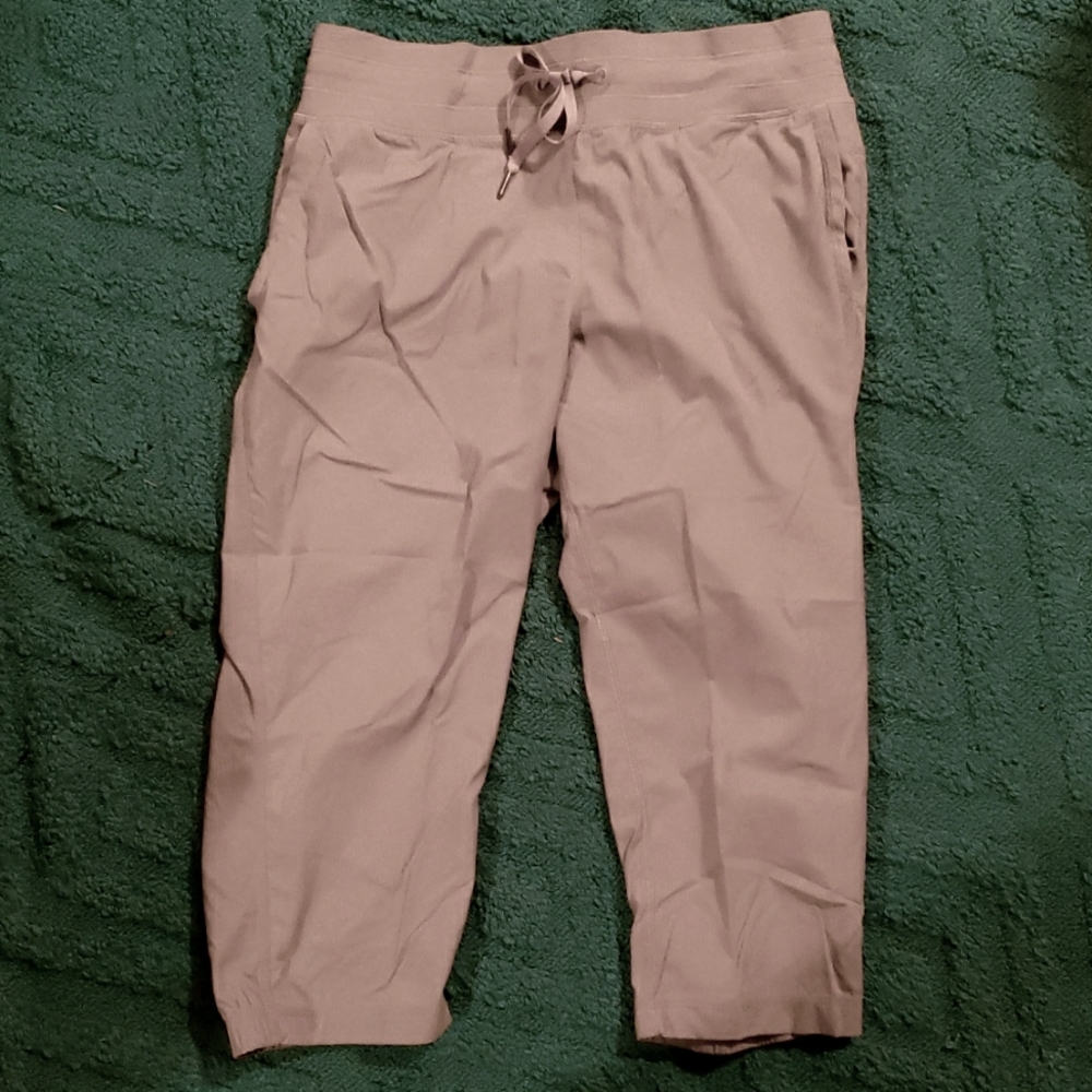 EUC Lululemon Dance Studio crop 12